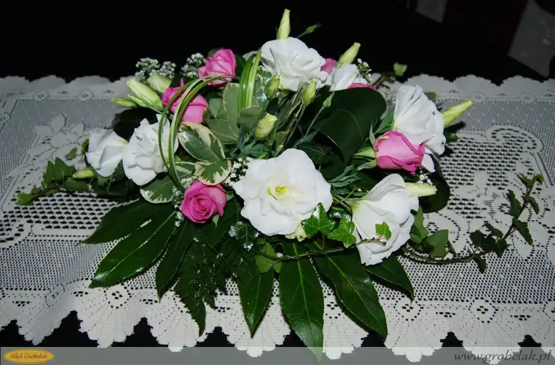 Owalna ikebana z białej eustomy i różowych róż