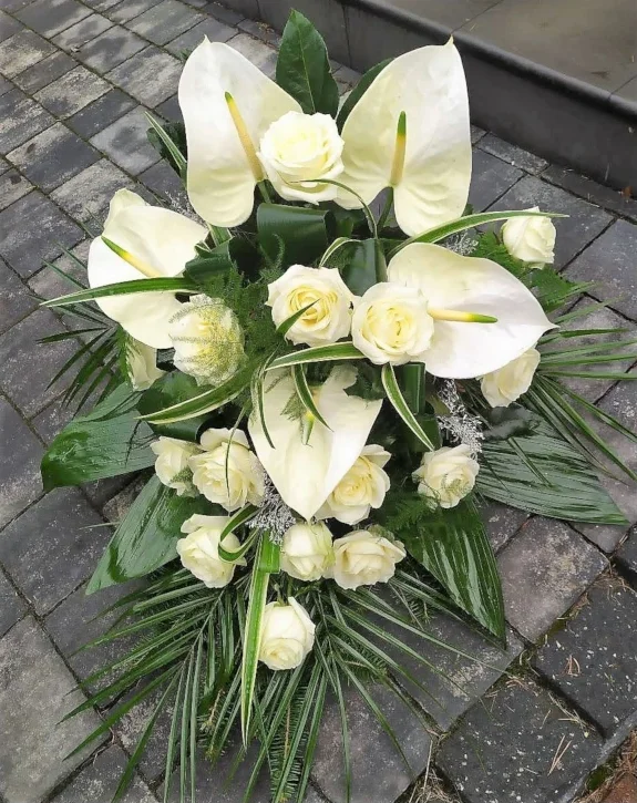 Wiązanka pogrzebowa z białych anturium i kremowych róż