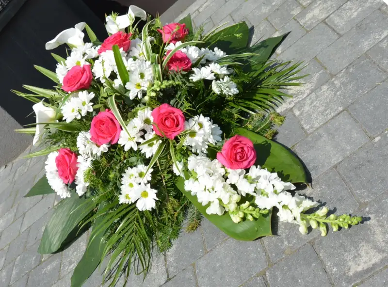 Wiązanka pogrzebowa z różowych róż, białych margaretek i kalii