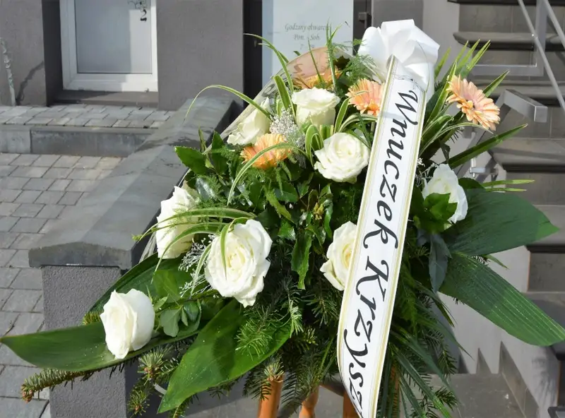 Wiązanka pogrzebowa z białych róż i łososiowych gerber z szarfą