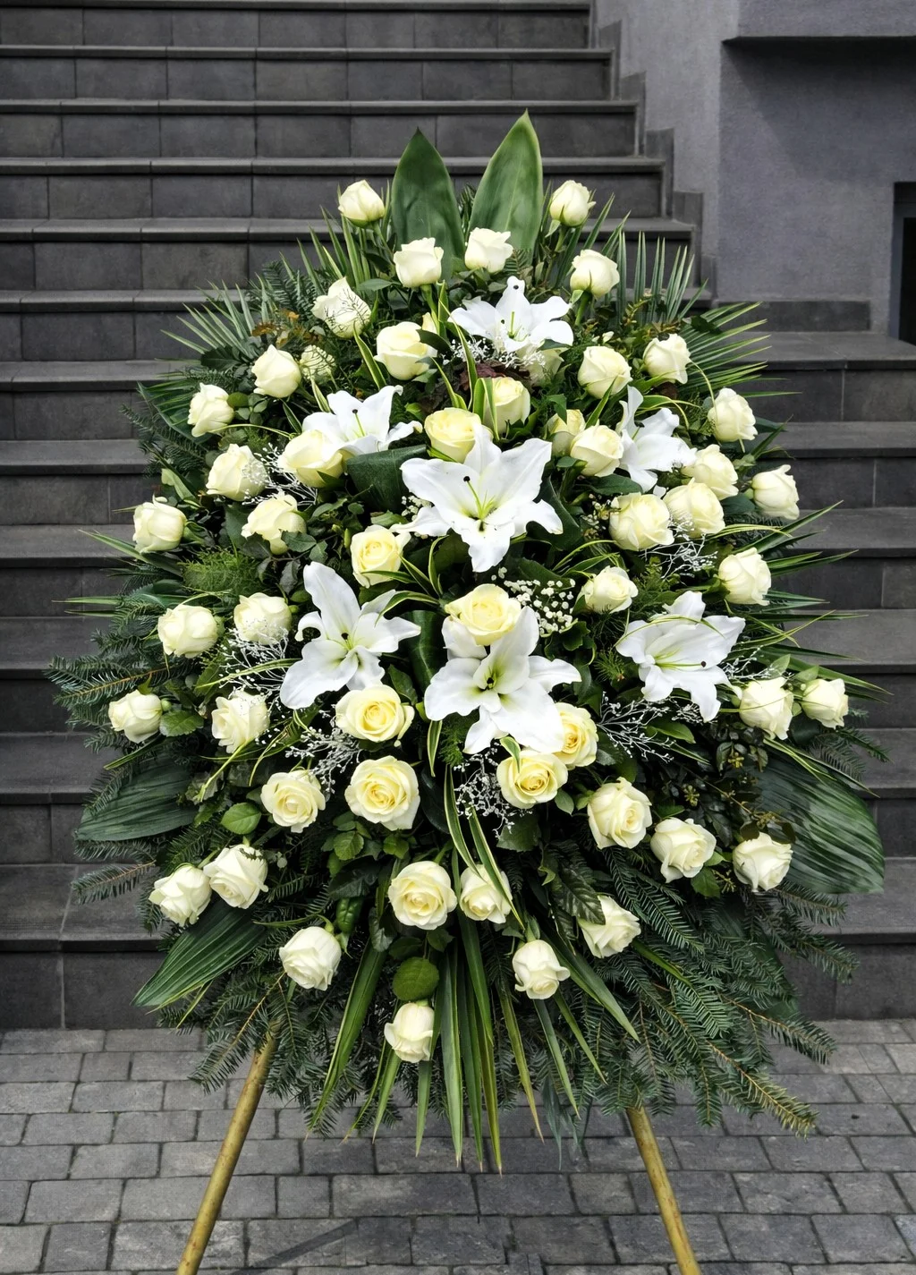 Wieniec klasyczny pogrzebowy WK-11 z różami i liliami Casablanca