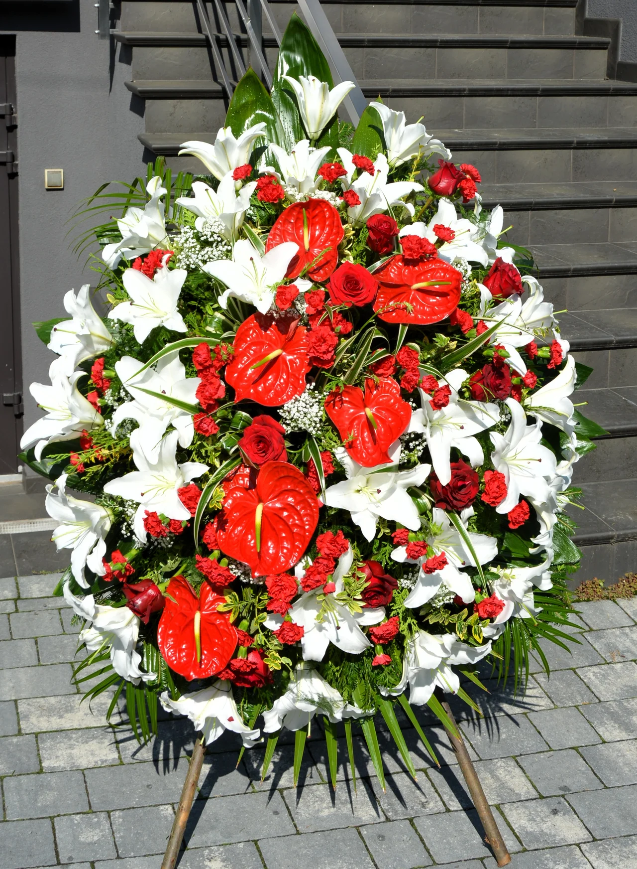 Wieniec klasyczny pogrzebowy WK-12 z anturiami i liliami w kontraście bieli i czerwieni