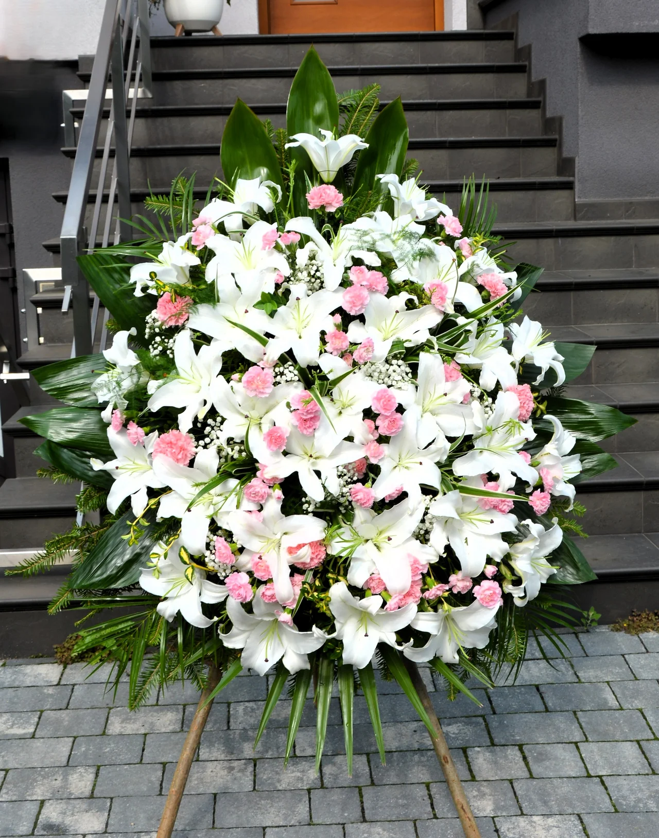 Wieniec klasyczny pogrzebowy WK-13 z białymi liliami i różowymi goździkami