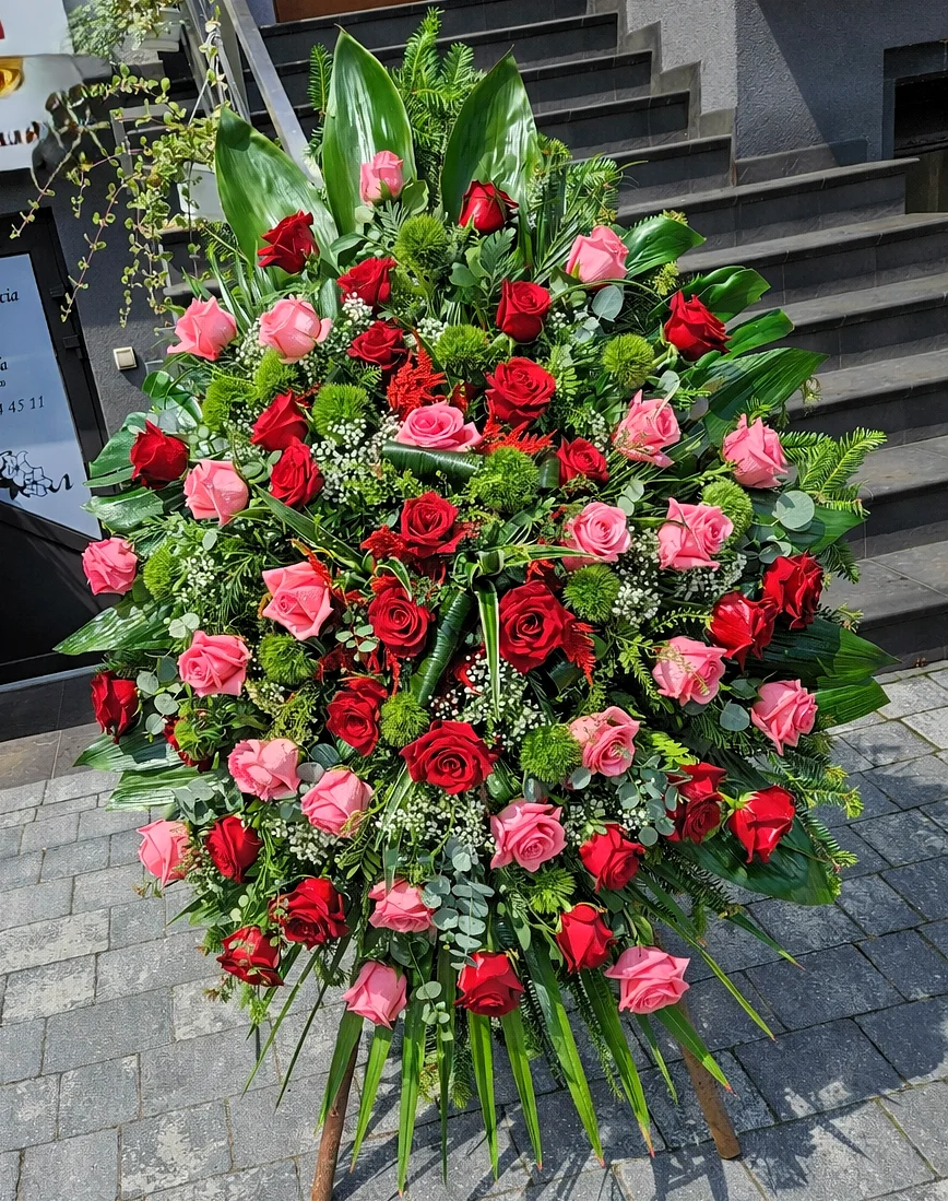Wieniec klasyczny pogrzebowy WK-2 w kształcie łezki z czerwonymi i różowymi różami