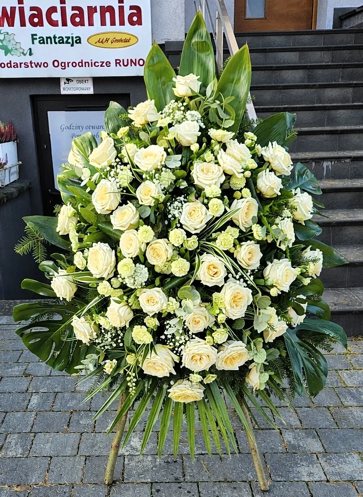 Wieniec klasyczny pogrzebowy WK-3 z różami, goździkami i kwiatami sezonowymi