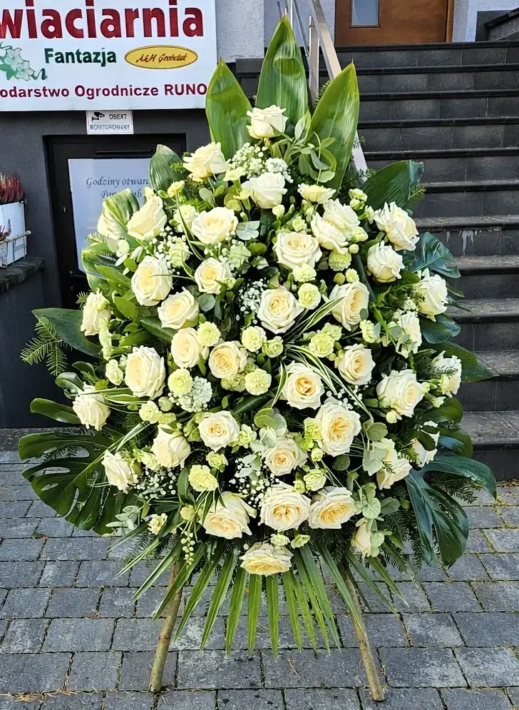 Wieniec klasyczny pogrzebowy WK-3 z różami, goździkami i kwiatami sezonowymi