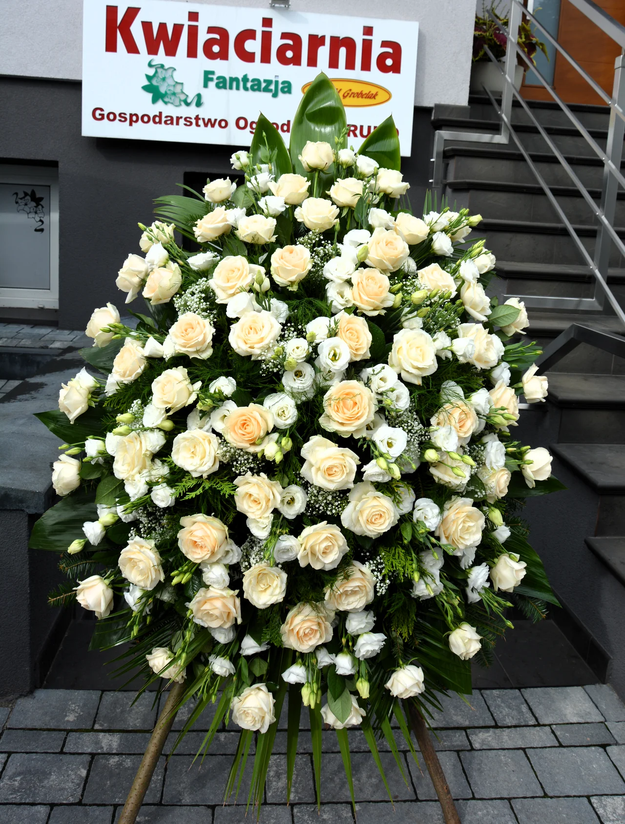 Wieniec klasyczny pogrzebowy WK-4 z róż i eustomy w symetrycznym układzie