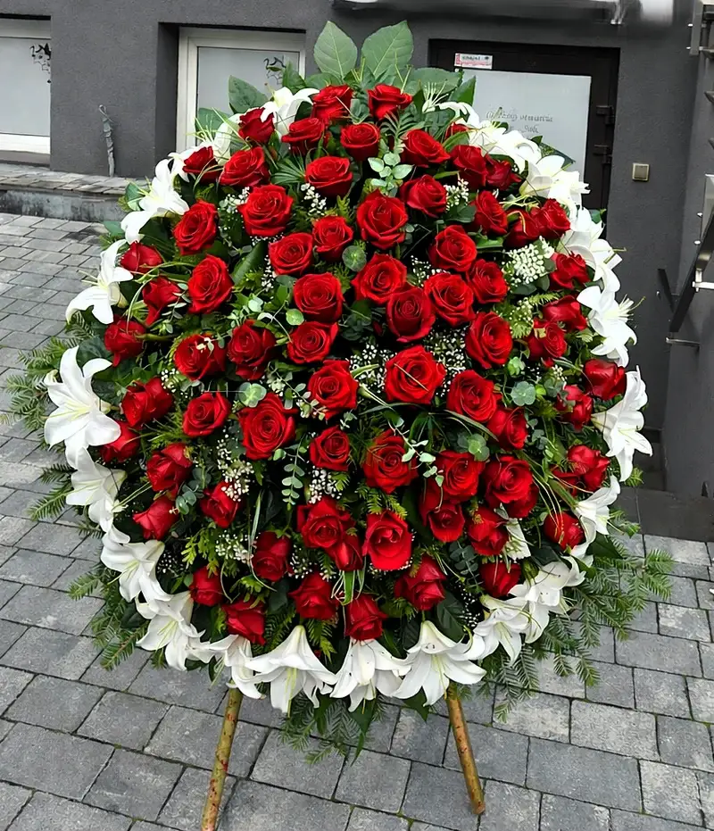 Wieniec klasyczny pogrzebowy WK-6 z czerwonymi różami i białymi liliami