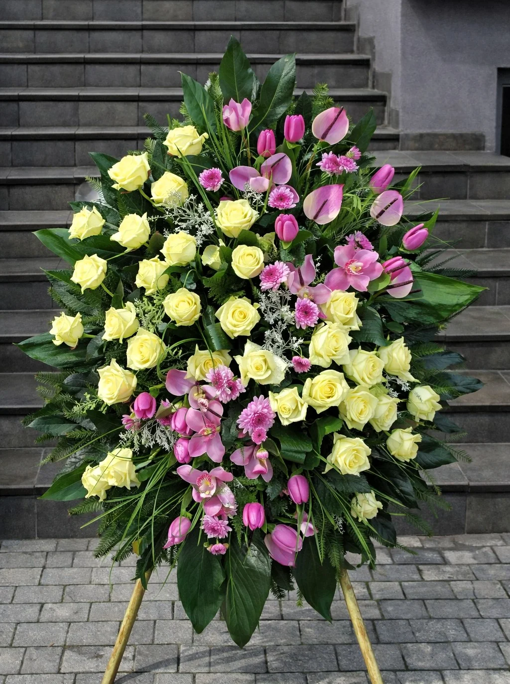 Wieniec klasyczny pogrzebowy WK-8 z klasycznymi kwiatami i nowoczesnymi akcentami