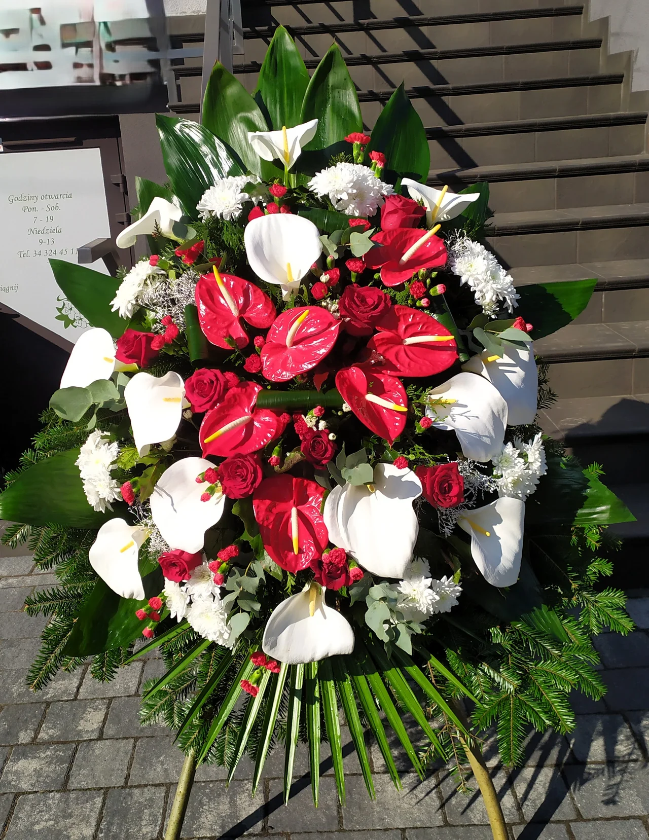 Wieniec klasyczny pogrzebowy WK-9 z białymi kaliami i czerwonymi anturiami