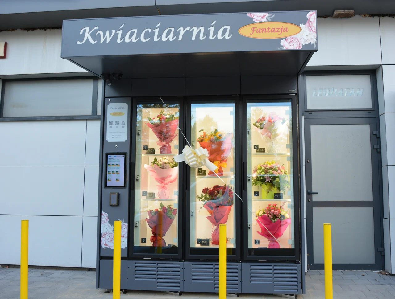 Kwiatomat 24h Kwiaciarni Fantazja w Częstochowie — automat z bukietami przy sklepie Lewiatan