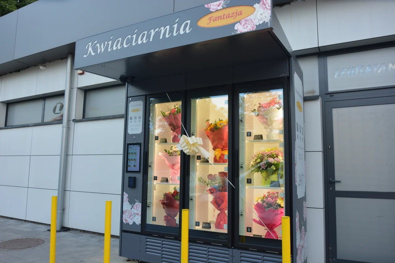 Kwiatomat 24h w Częstochowie widziany od strony ulicy, przy wejściu do sklepu Lewiatan